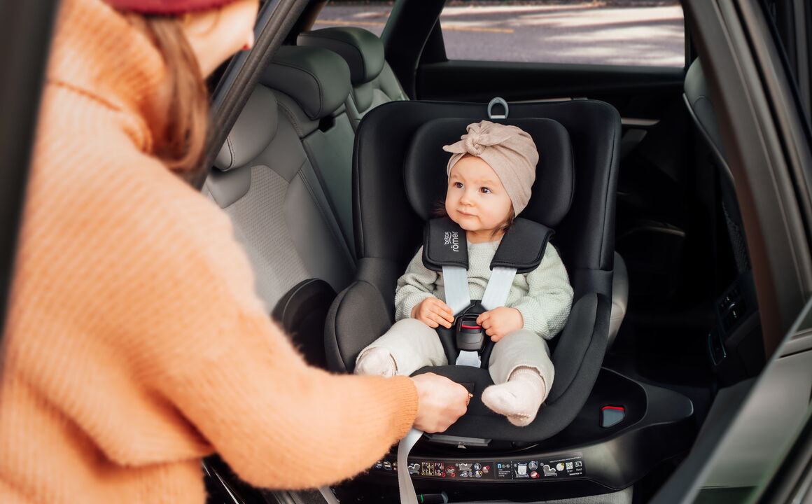 Obrotowy fotelik Britax Romer Dualfix M PLUS Obrotowy fotelik Britax Romer Dualfix M PLUS
