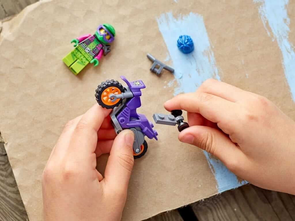 LEGO® City 60296 Wheelie na motocyklu kaskaderskim dla dzieci od 5 roku zycia