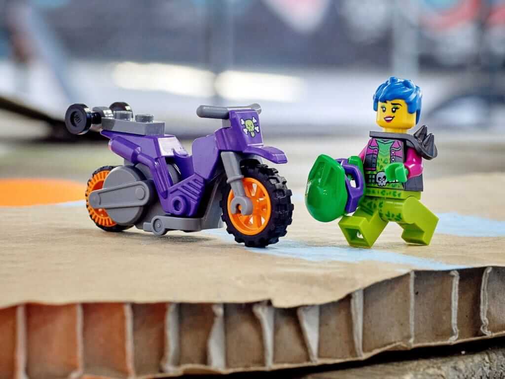 LEGO® City 60296 Wheelie na motocyklu kaskaderskim ze zdejmowanym kaskiem LEGO® City 60296 Wheelie na motocyklu kaskaderskim ze zdejmowanym kaskiem
