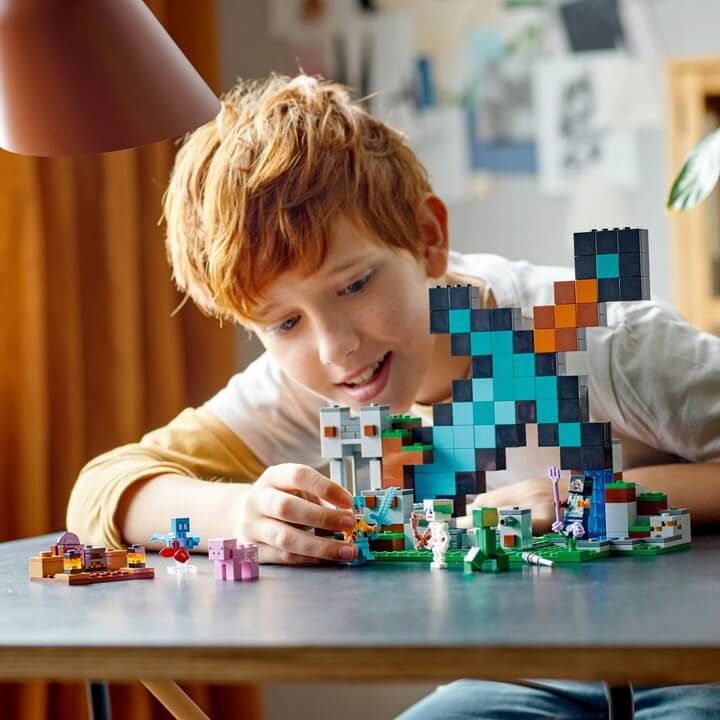 LEGO Minecraft Bastion miecza 21244 Liczba elementow 427 szt LEGO Minecraft Bastion miecza 21244 Liczba elementow 427 szt