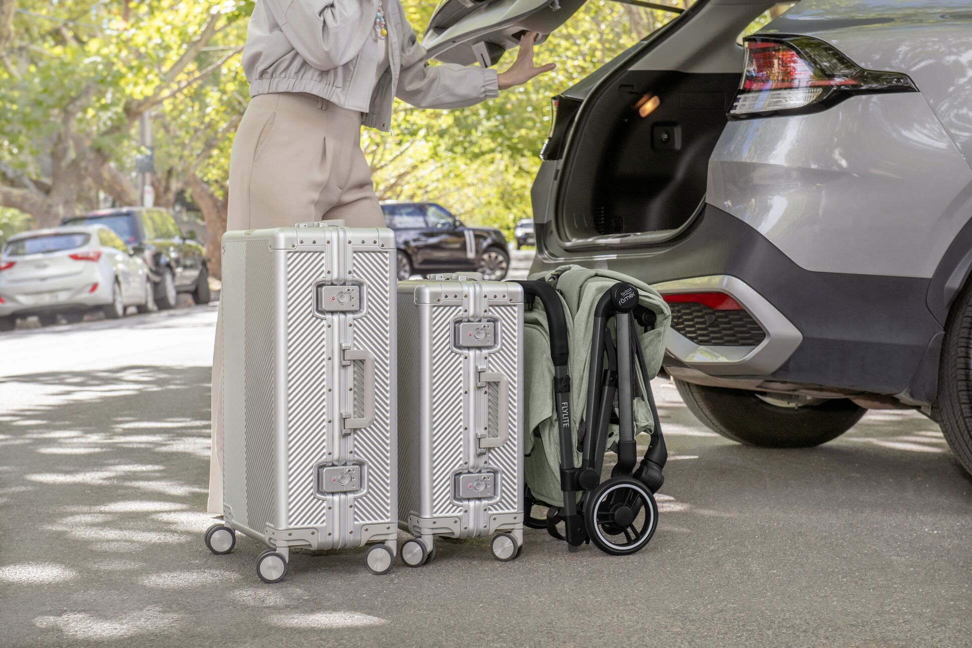 Britax FLYLITE SageGreen w podrozy