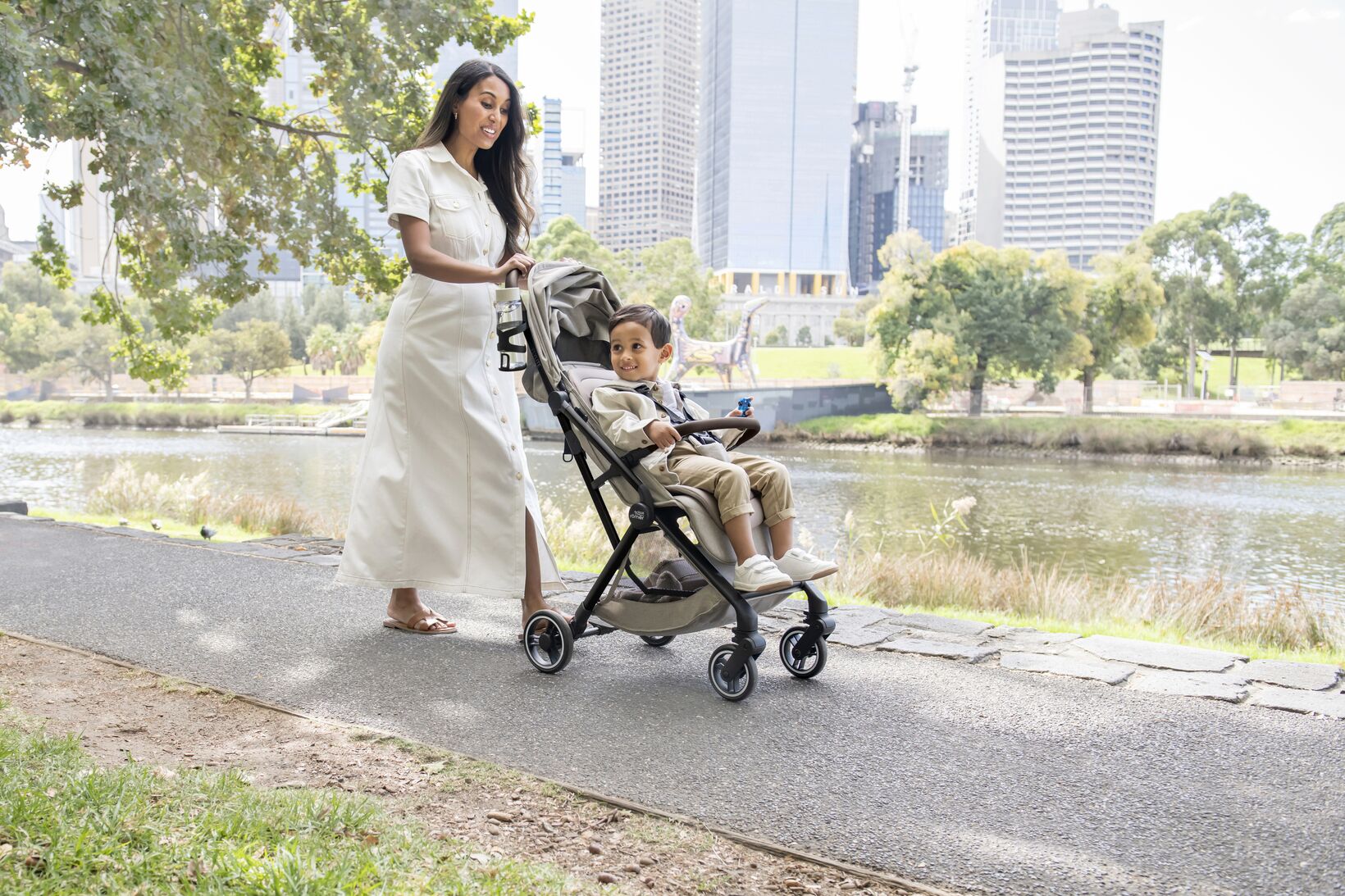 Britax FLYLITE Teak wiecej komfortu