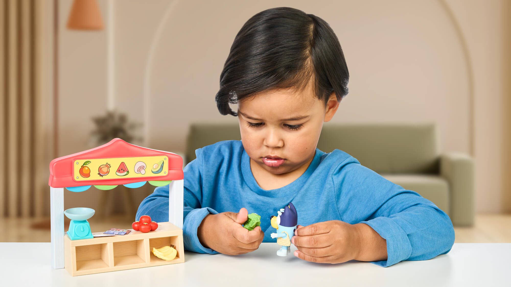 Dziecko bawi się zestawem Bluey Sklep Spożywczy z figurką i produktami
