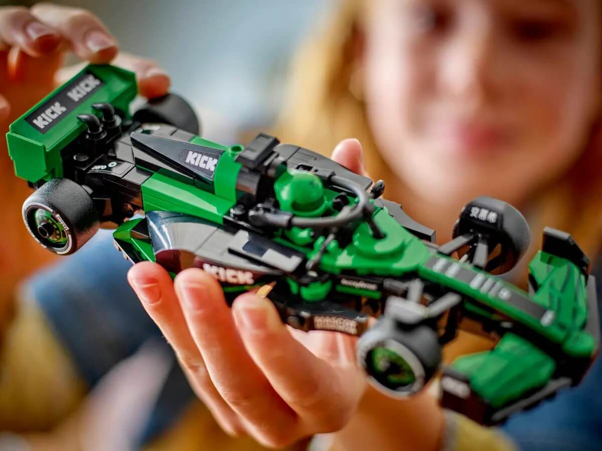 Chłopiec bawi się modelem LEGO KICK Sauber C44