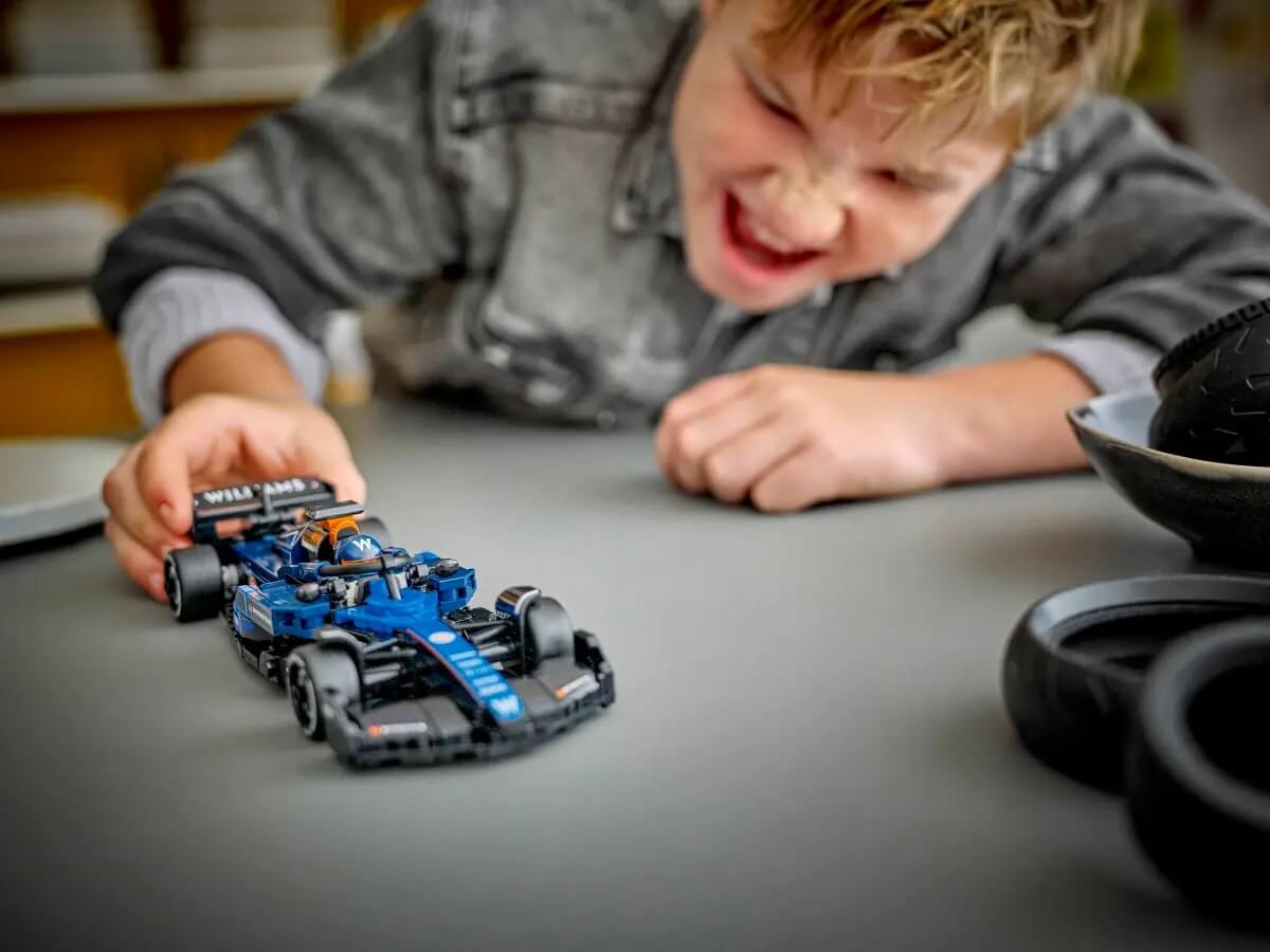 Chłopiec bawi się modelem LEGO Speed Champions Williams FW46