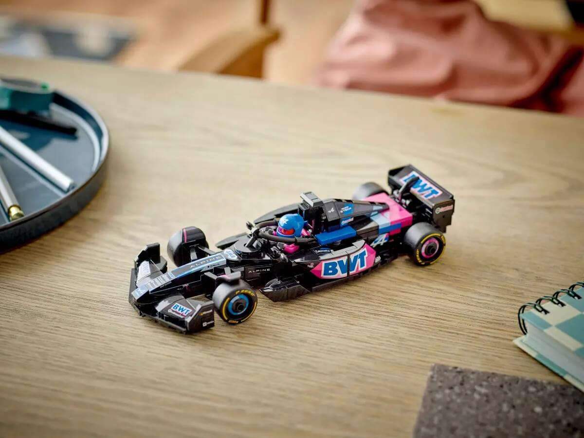 Chłopiec bawiący się modelem LEGO Alpine A524 na stole