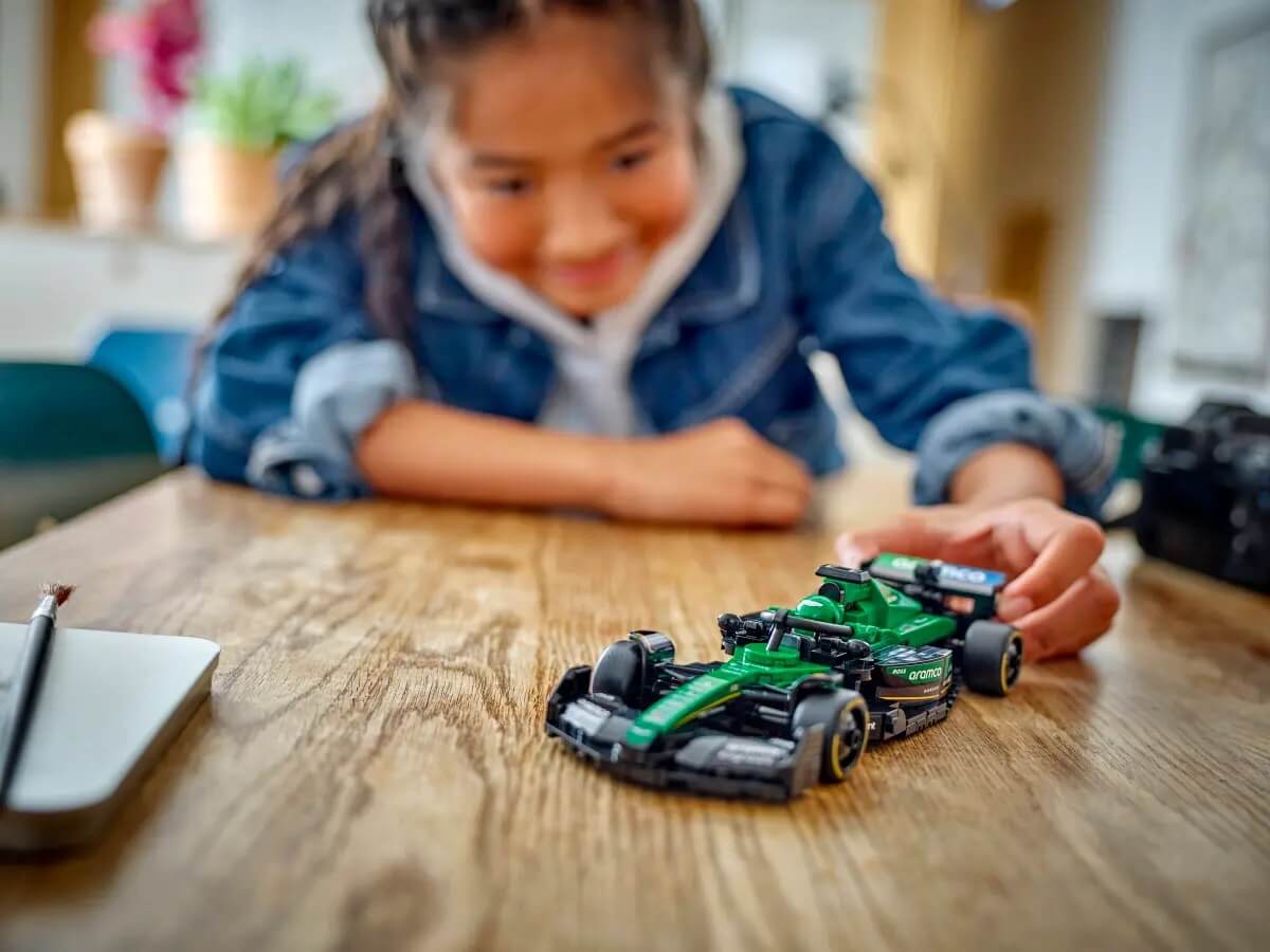 Chłopiec bawiący się modelem LEGO Aston Martin AMR24 – Speed Champions 77245