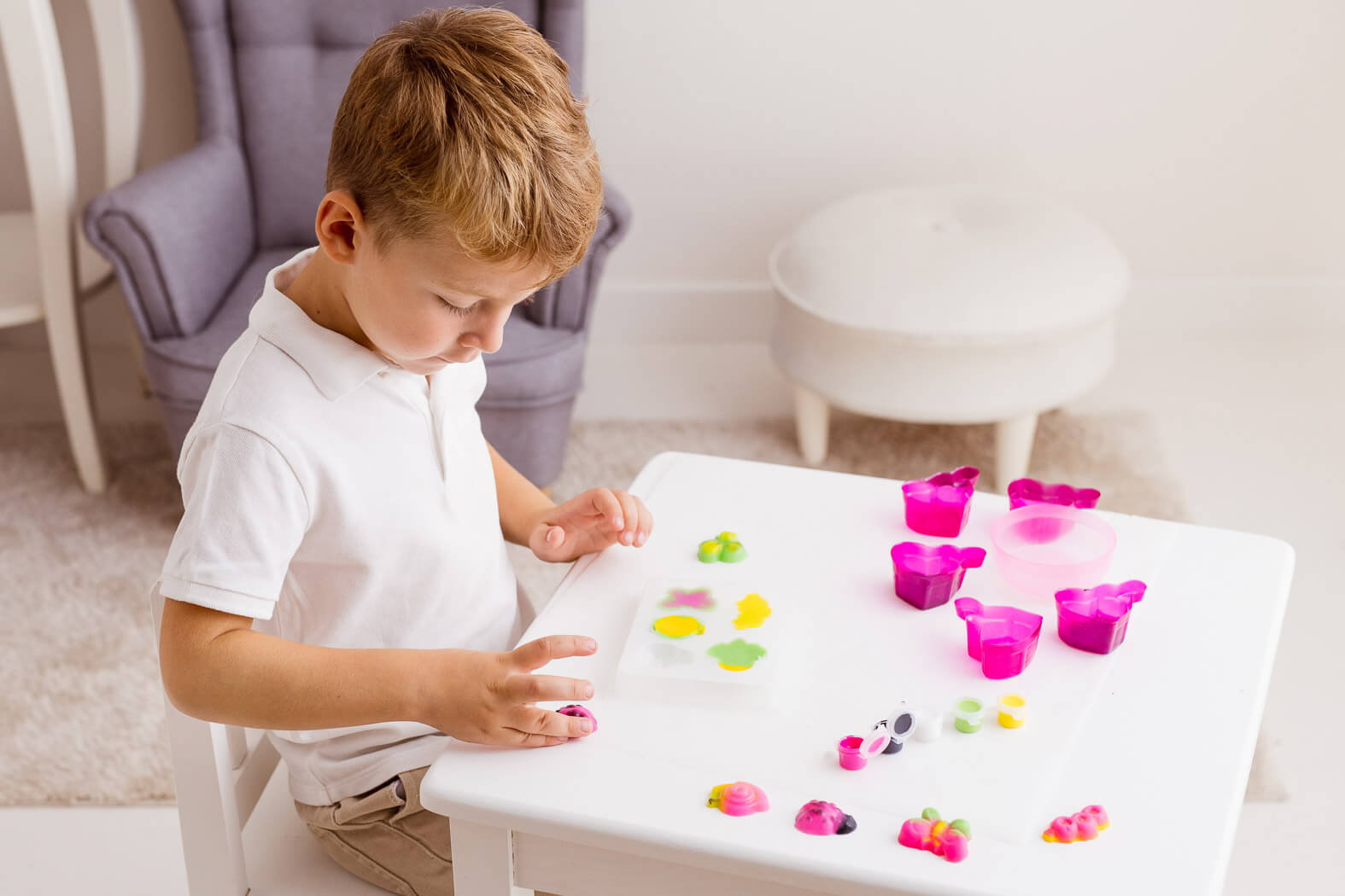 Dzieci bawiące się zestawem Dumel Discovery Squishy Owady podczas tworzenia figurek