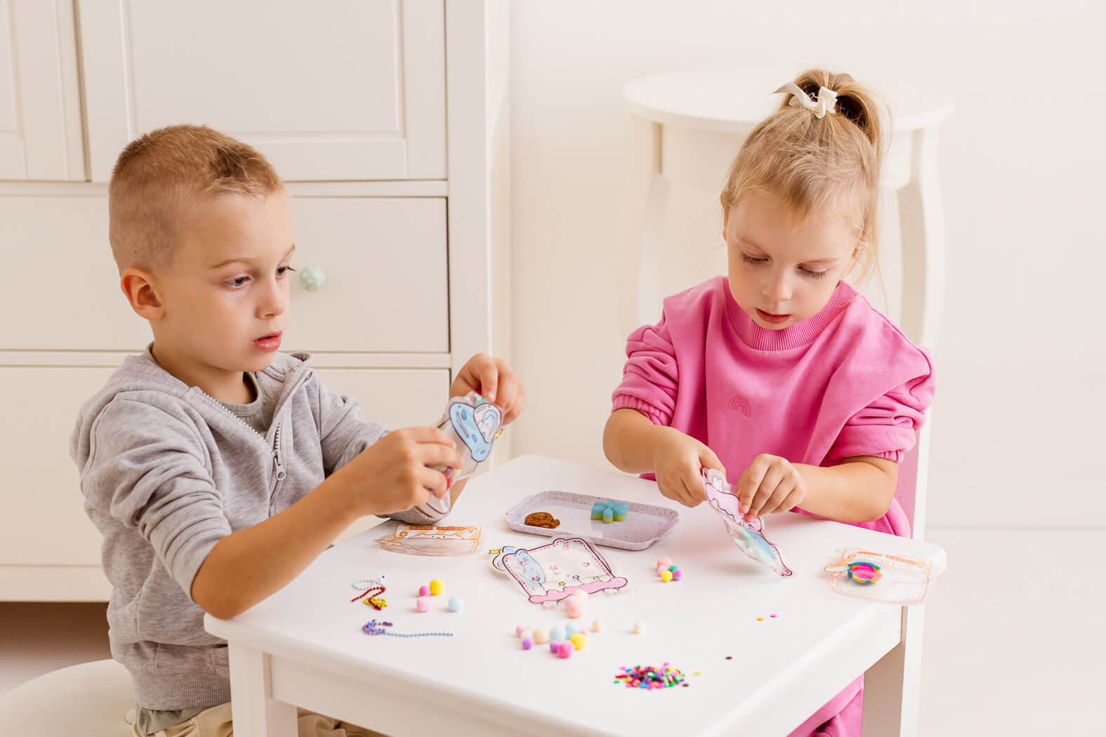 Dzieci tworzące squishy z zestawu DUMEL Discovery – zabawa kreatywna