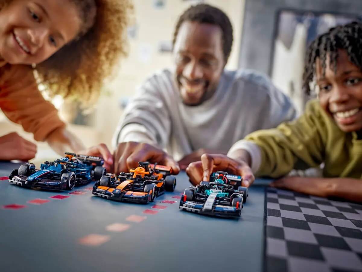 Dziecko bawiące się modelem LEGO 77251 McLaren MCL38