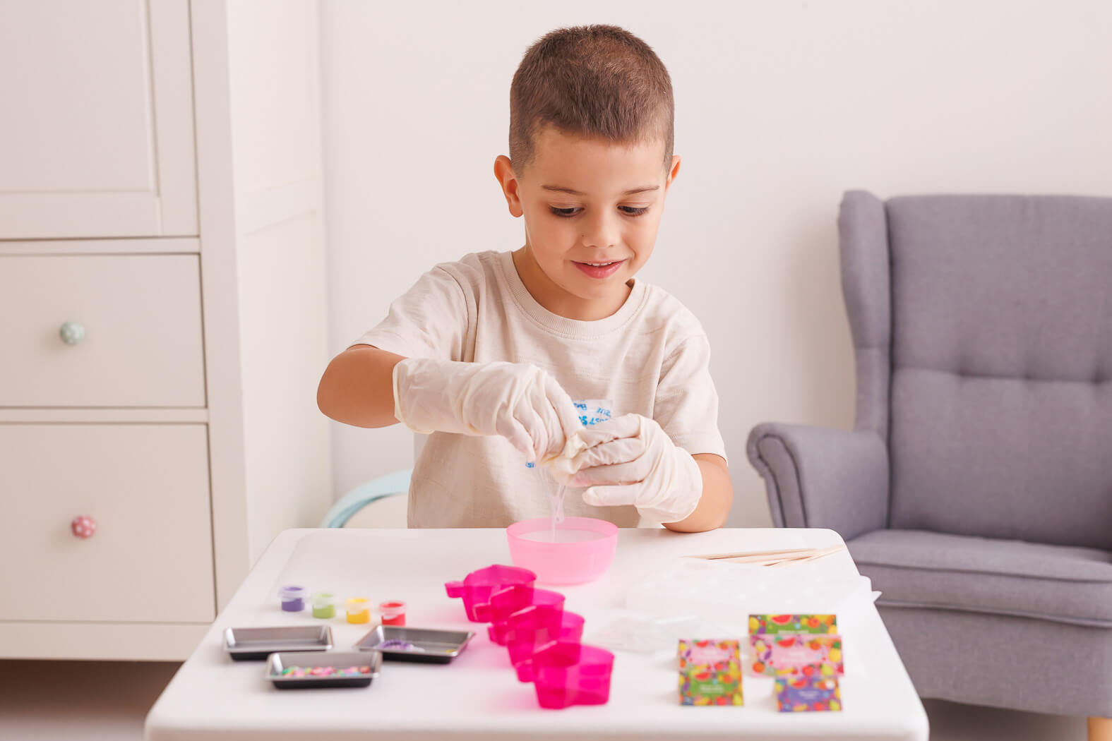 Dziecko tworzące kolorowe squishy owocowe z zestawu Dumel Discovery