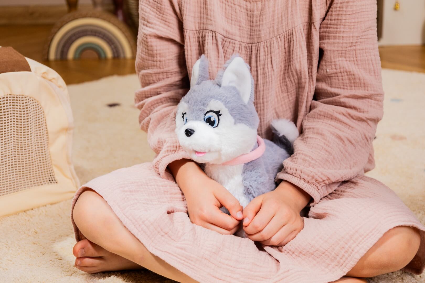 Dziewczynka trzyma na kolanach interaktywnego pieska Puppy Luv Luna Junior