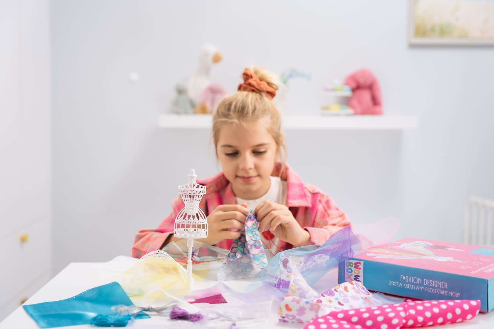 Dziewczynka projektująca ubrania z zestawem WOW BOX Projektant Mody