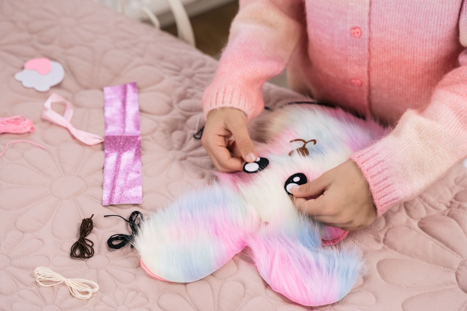 Dziewczynka szyje króliczka z zestawu WOW BOX Pluszak
