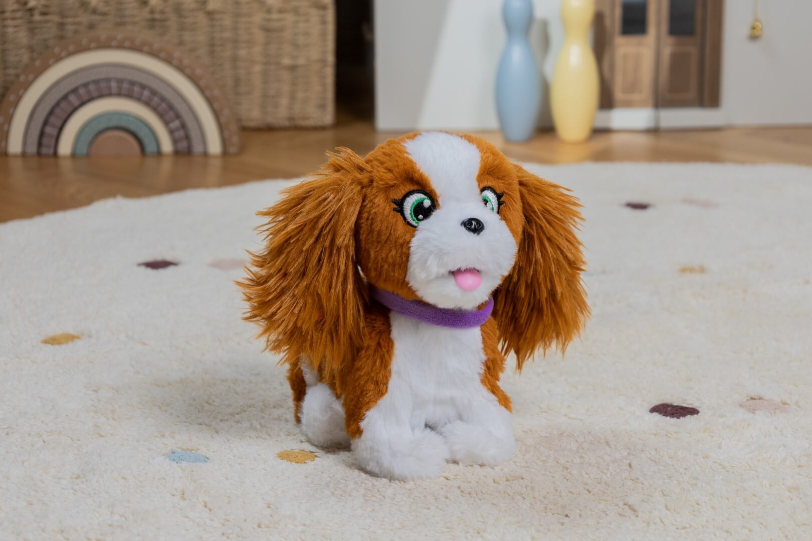 Interaktywna Bella Puppy Luv Junior na dywanie w dziecięcym pokoju