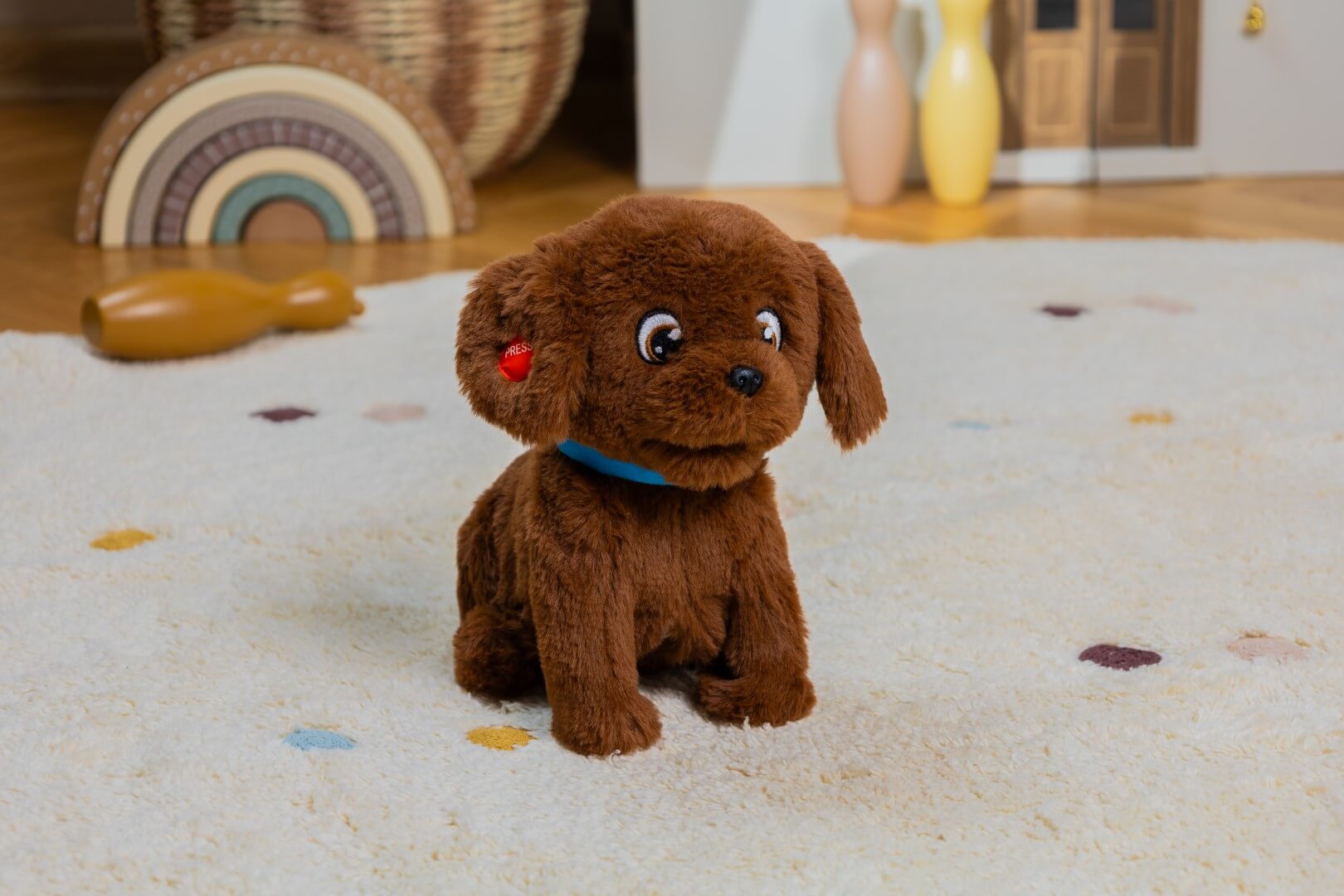 Interaktywny Labrador Bruno Puppy Luv stojący na dywanie w dziecięcym pokoju