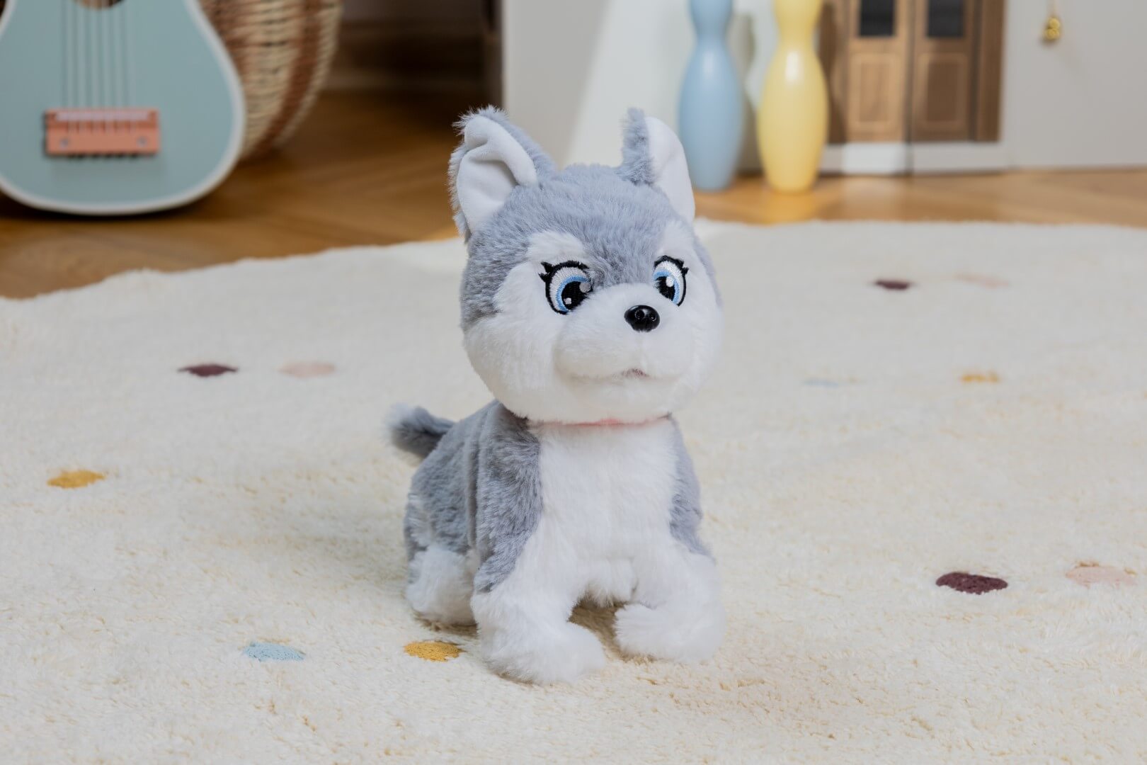Interaktywny piesek Puppy Luv Luna Junior stojący na dywanie w pokoju dziecięcym