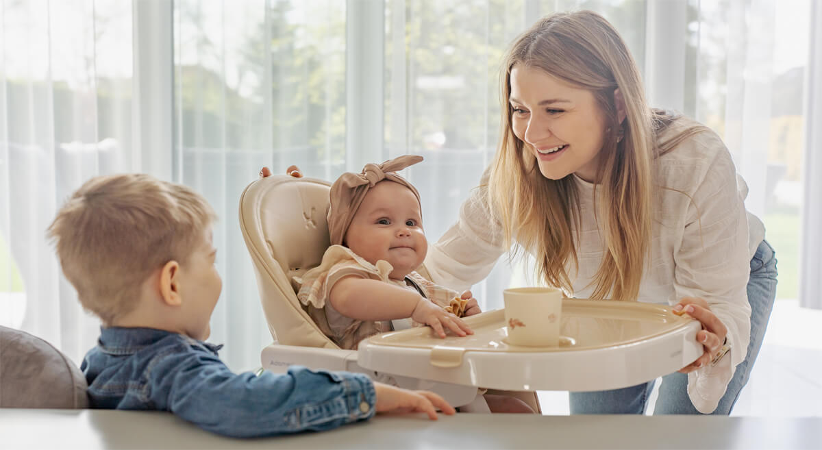 Krzesełko do karmienia Adamex YUNO podczas rodzinnego posiłku