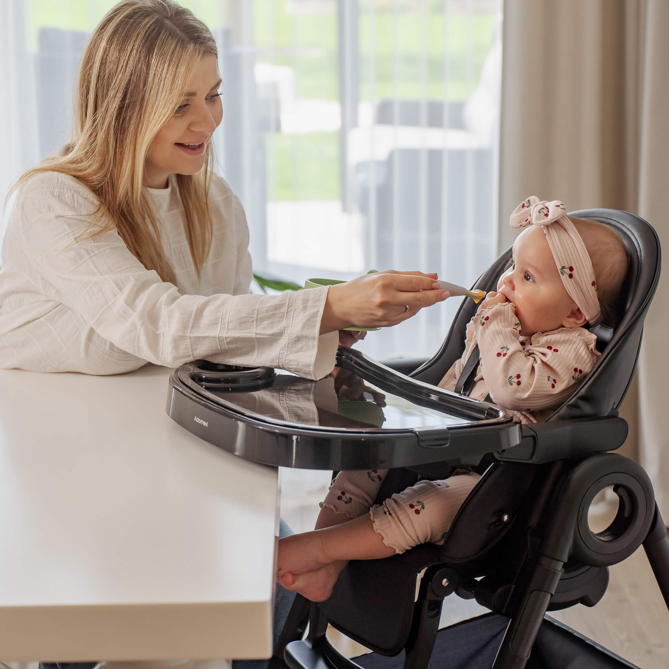 Mama karmi dziecko w krzesełku Adamex YUNO