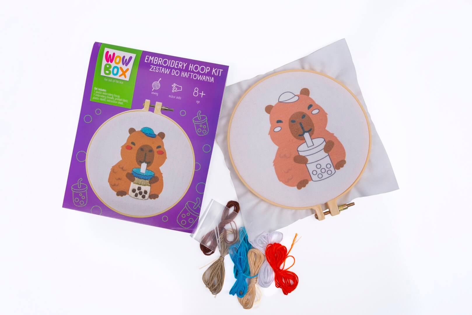 Zawartość zestawu WOW BOX Capybara Bubble Tea – tamborek, płótno, nici i igły