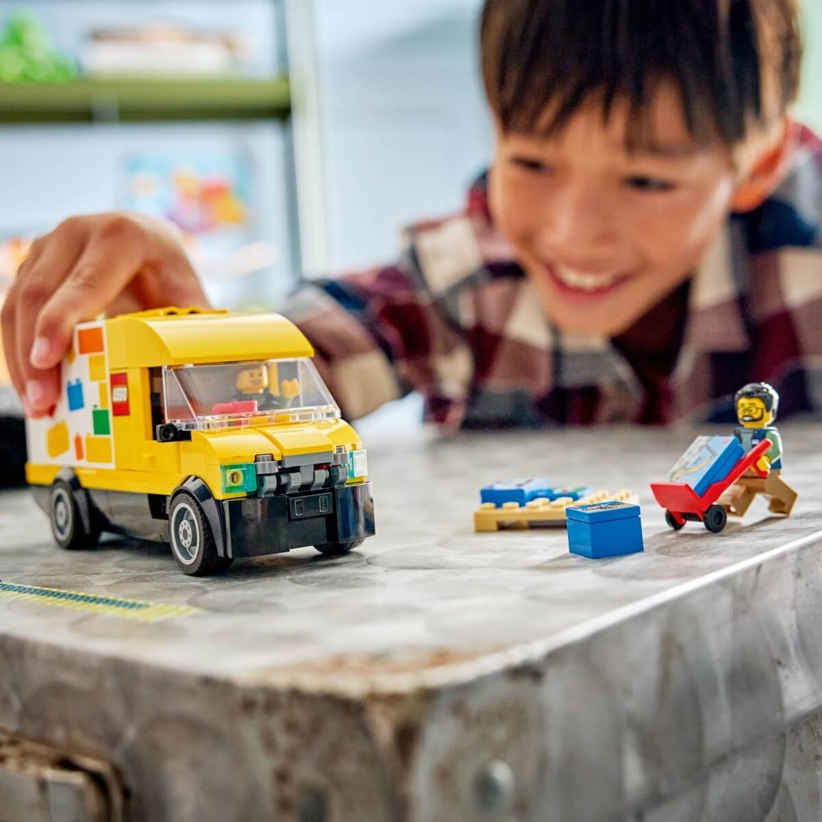 dziecko bawiące się LEGO City 60500 Furgonetka LEGO dziecko bawiące się LEGO City 60500 Furgonetka LEGO