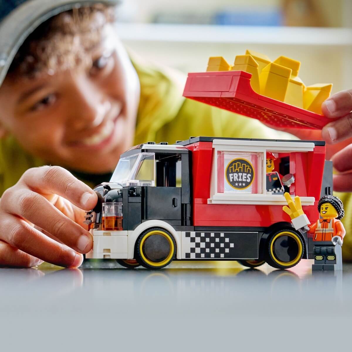dziecko bawiące się LEGO City 60488 Food truck z frytkami