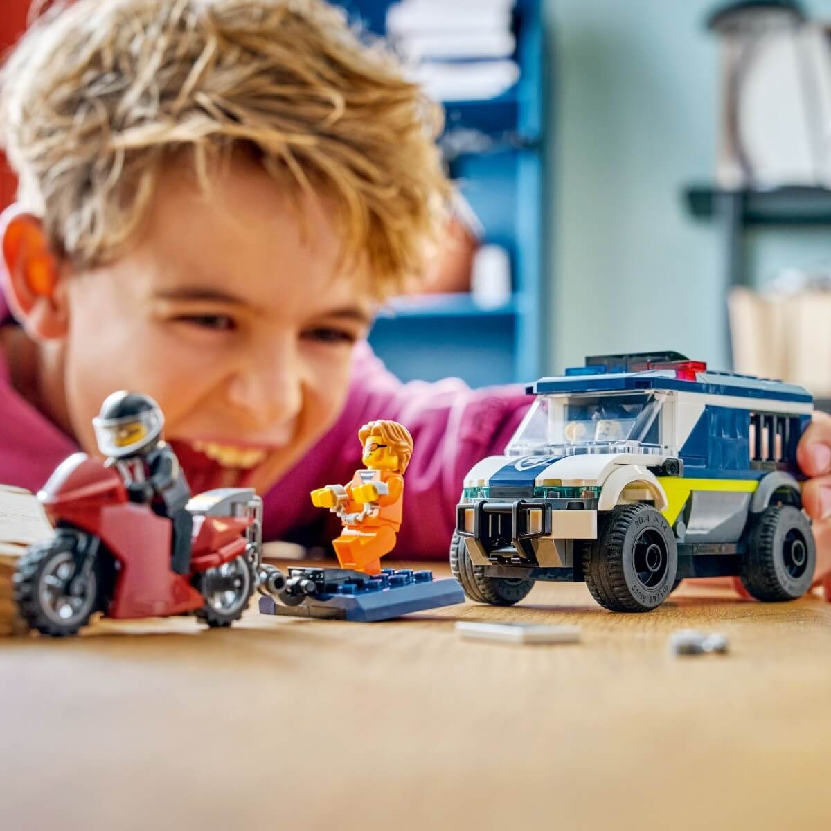 dziecko bawiące się zestawem LEGO City policyjny konwój więzienny