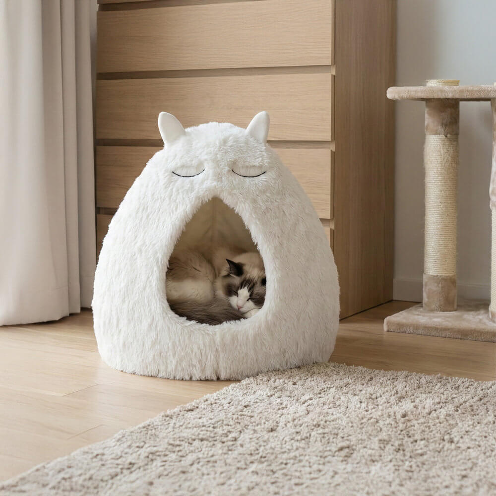 Domek dla kota Carinio Kitty Snow ustawiony w pomieszczeniu